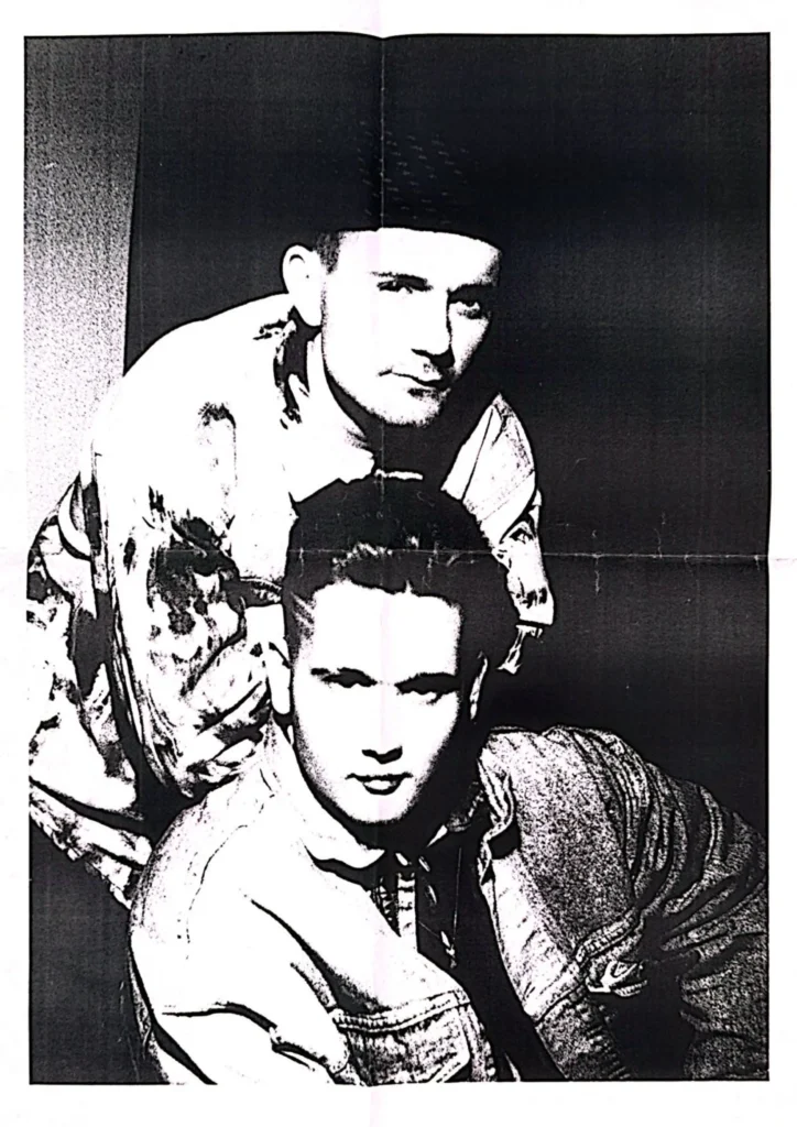 KeaS2 revient avec "Maturité (c'est pas trop tôt!)", 30 ans après ses débuts sur "Rapattitude 2" 3 Portrait photo noir et blanc à haut contraste de deux hommes, l'un penché derrière l'autre, posant de face. Le style graphique est monochrome et épuré.