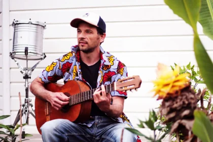 Matje présente son single Ton soleil, entre influences cumbia, reggae et mélodies de kora africaine.