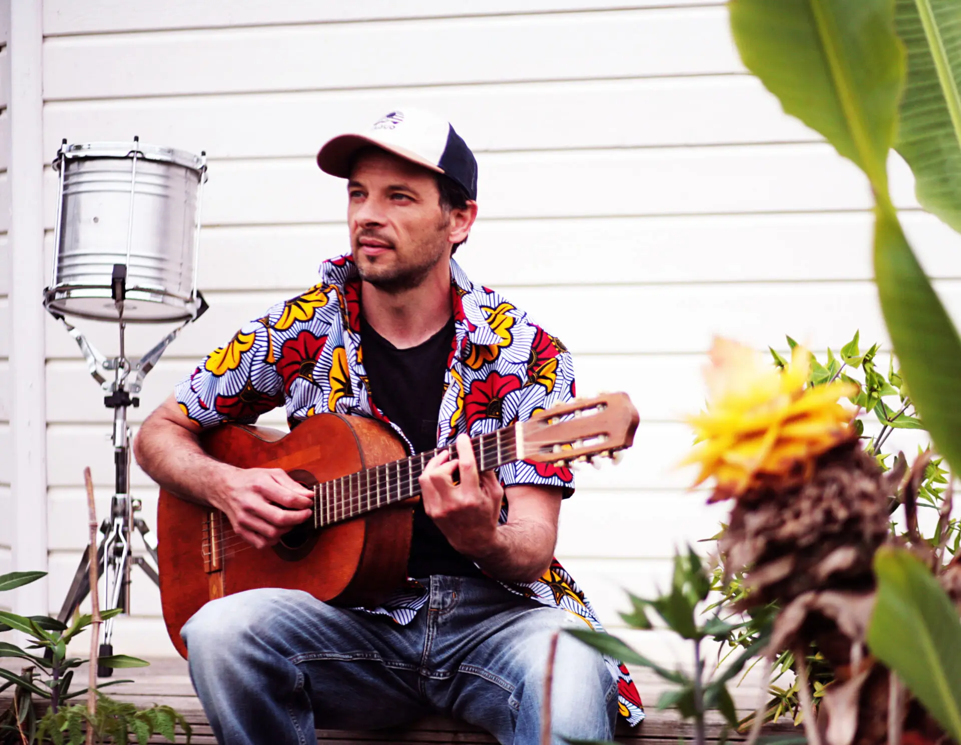 Matje présente son single Ton soleil, entre influences cumbia, reggae et mélodies de kora africaine.