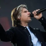 Orelsan sur scène pendant la tournée de "La Fuite en avant"