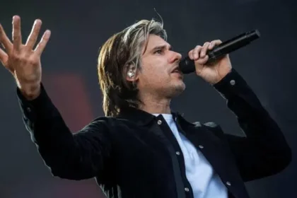 Orelsan sur scène pendant la tournée de "La Fuite en avant"