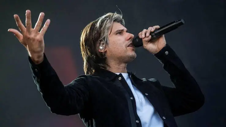 Orelsan sur scène pendant la tournée de "La Fuite en avant"