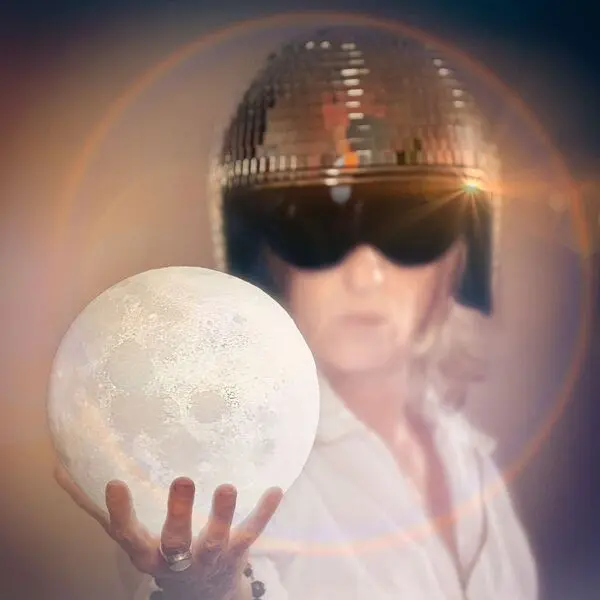 MISS D’AILES prend ses distances avec le monde terrestre sur « Girl on the Moon » 1 MISS D’AILES présente son single Girl on the Moon