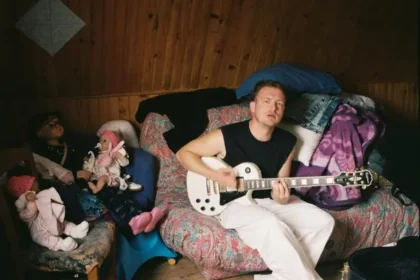 Antoine Roland dans le clip de « Croque-mort », son premier single produit par Madame Monsieur.
